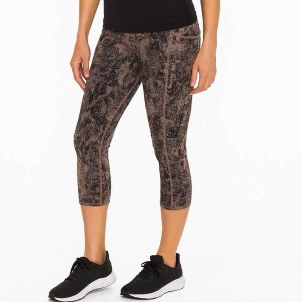 Chico’s Zenergy Womens Snake Print So-Slimming Capri Leggings Size 3 (US 16/18)